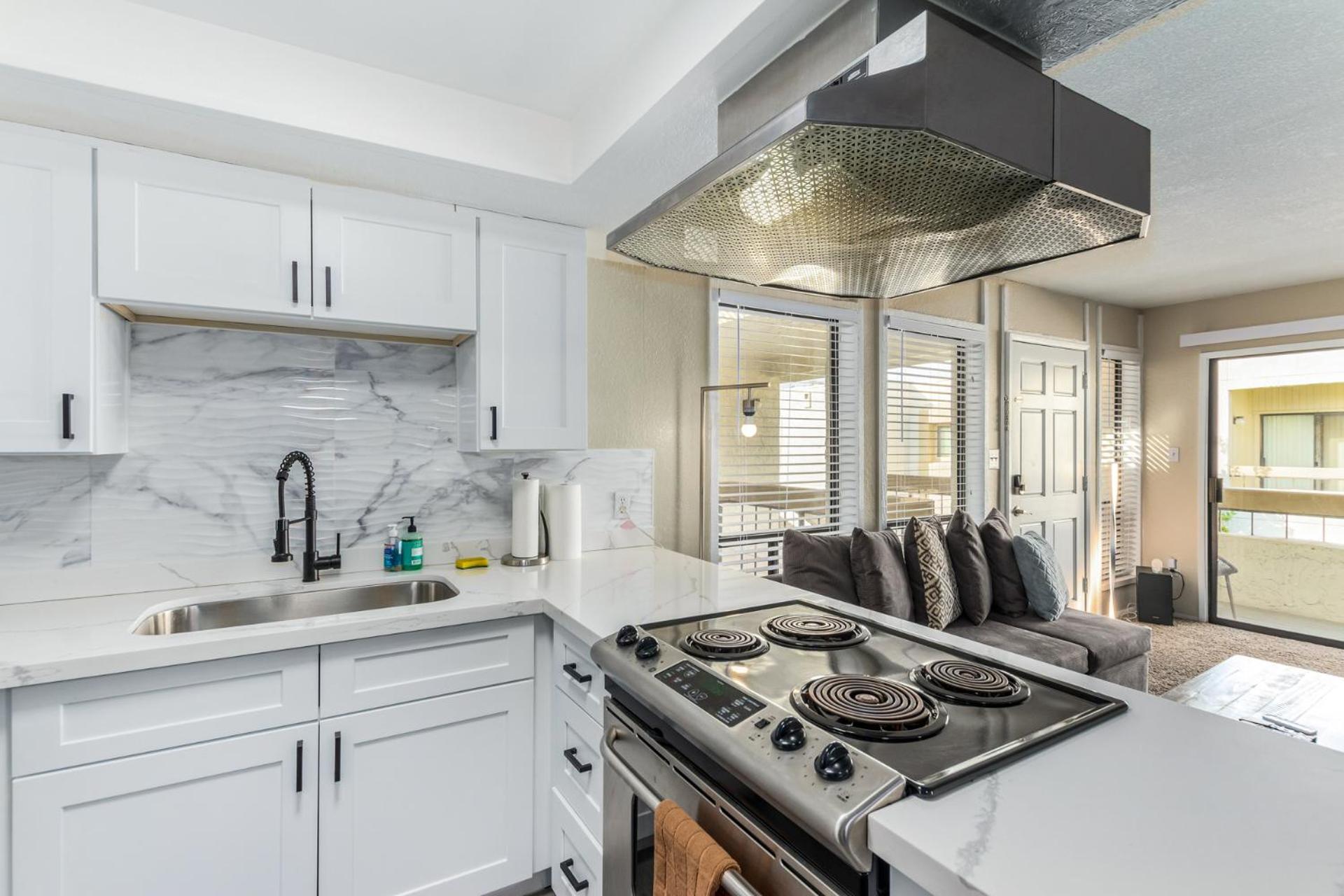 Greenbelt Condo-patiopooltennisold Town 5min Scottsdale