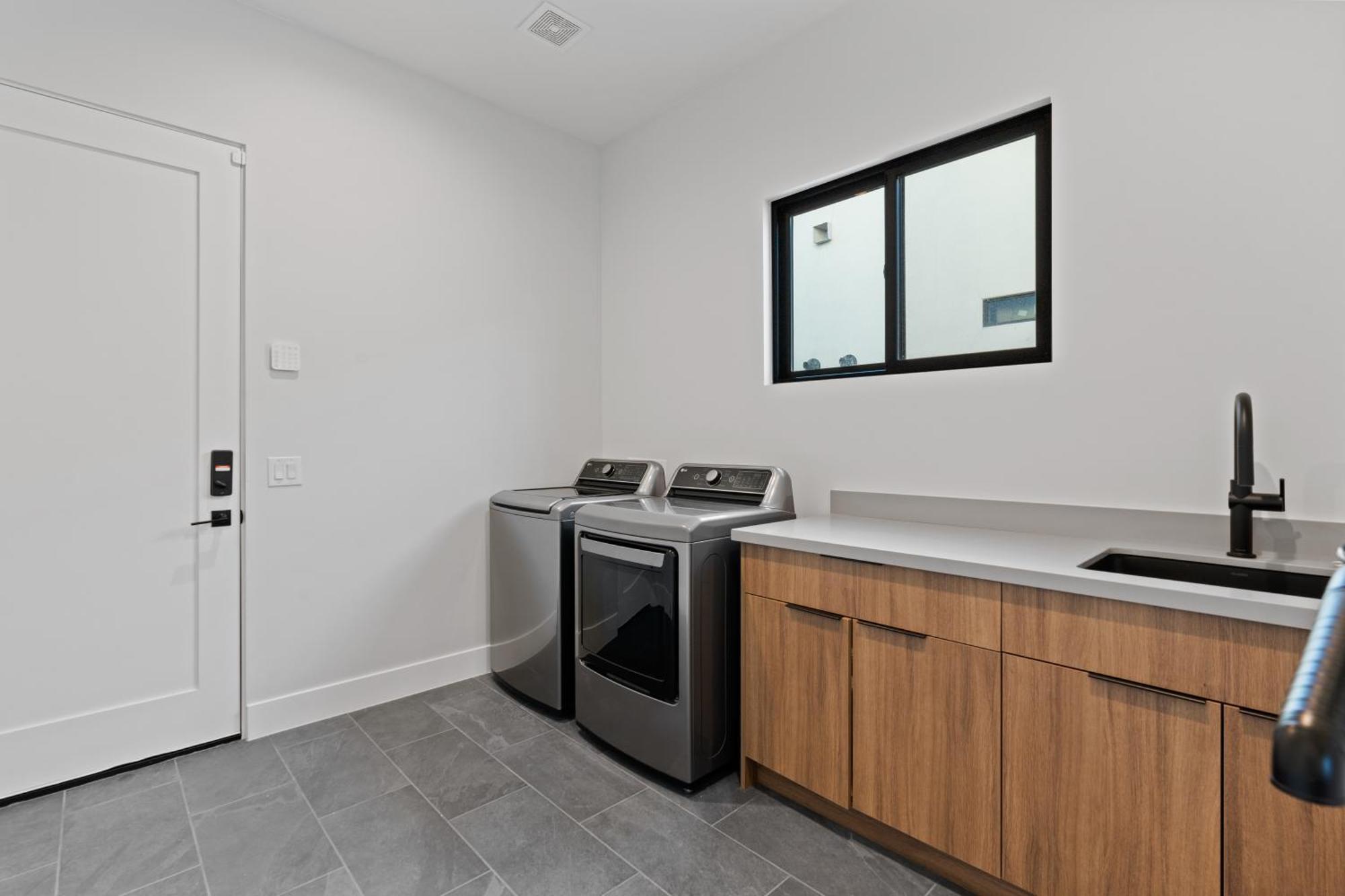 Desert Palm Luxury Space - Walk To Old Town! Holiday home *