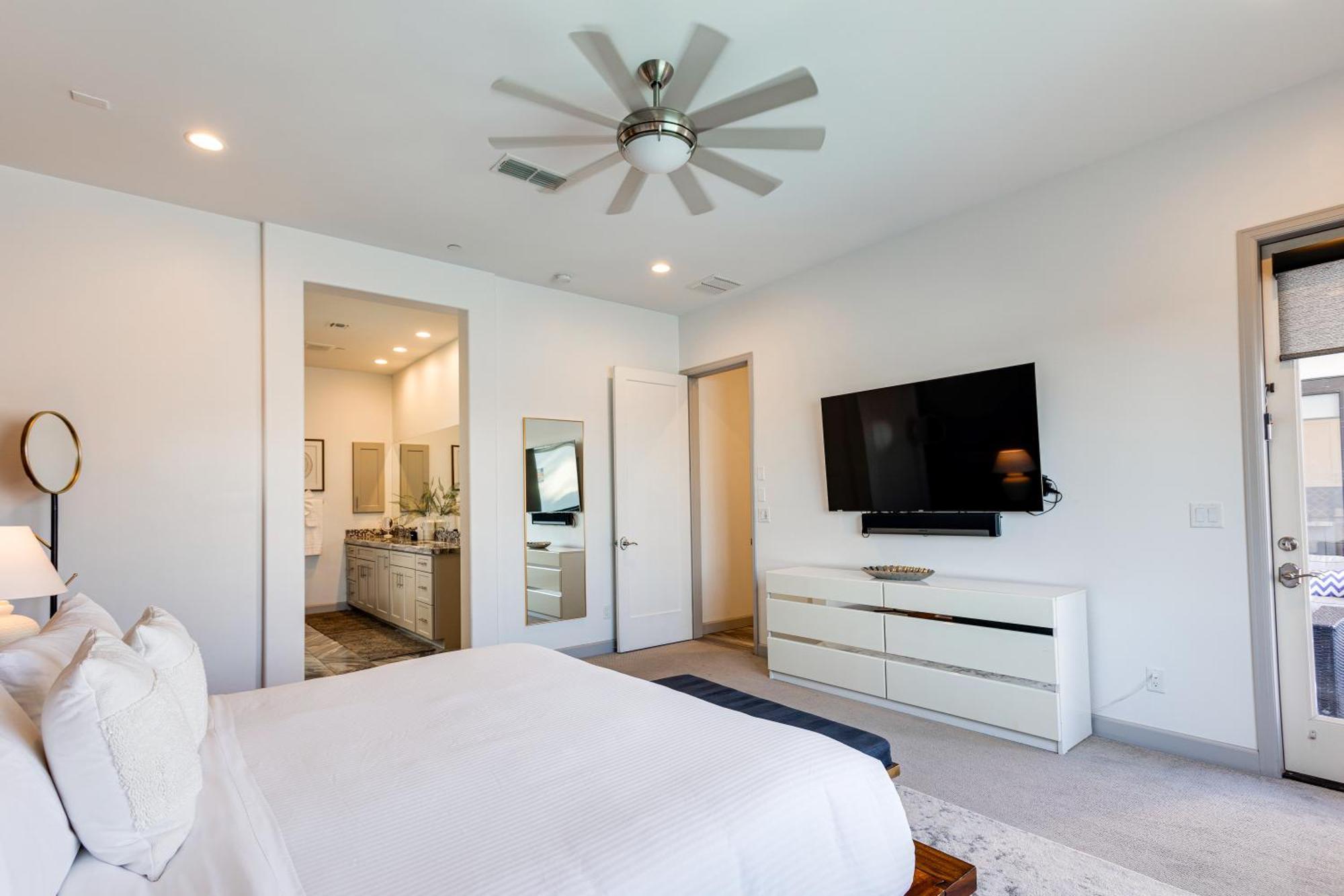 Desert Sky Luxury Pool & Walk To Old Town! Holiday home Scottsdale