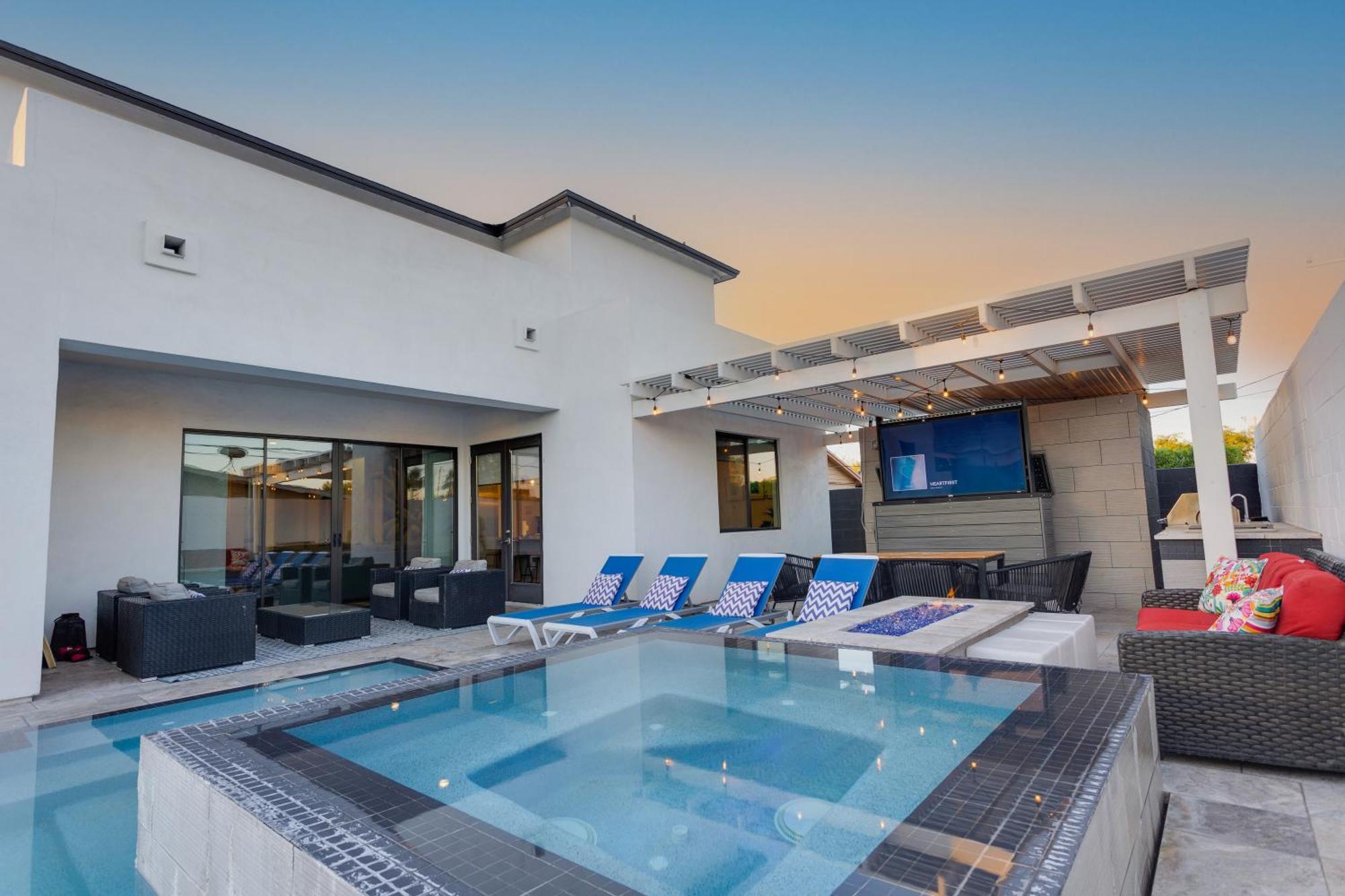 Desert Sky Luxury Pool & Walk To Old Town! Holiday home