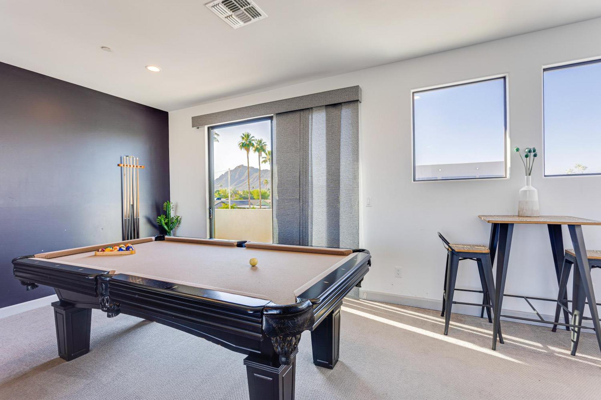 Desert Sky Luxury Pool & Walk To Old Town! Holiday home *