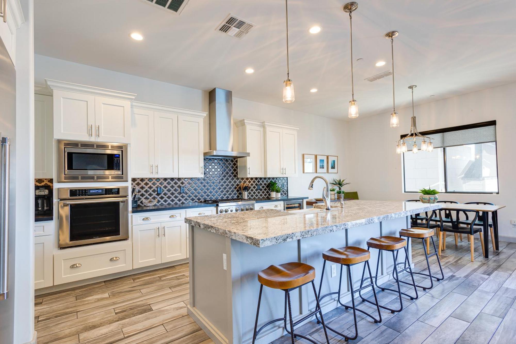Desert Sky Luxury Pool & Walk To Old Town! Holiday home Scottsdale