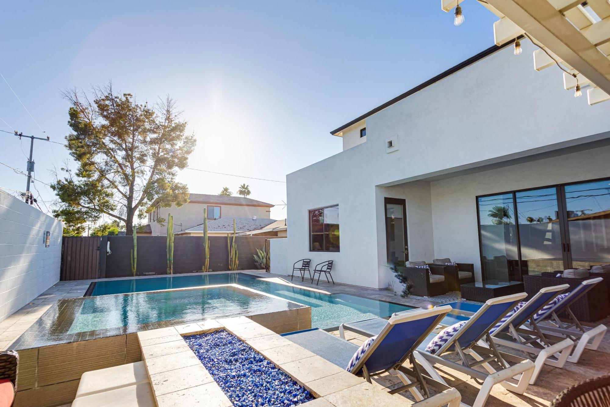 Desert Sky Luxury Pool & Walk To Old Town! Holiday home Scottsdale