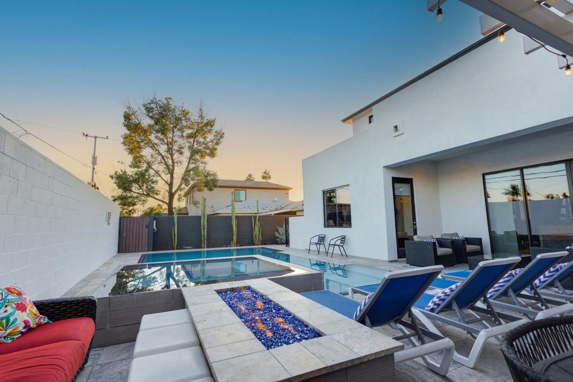 Desert Sky Luxury Pool & Walk To Old Town! Scottsdale
