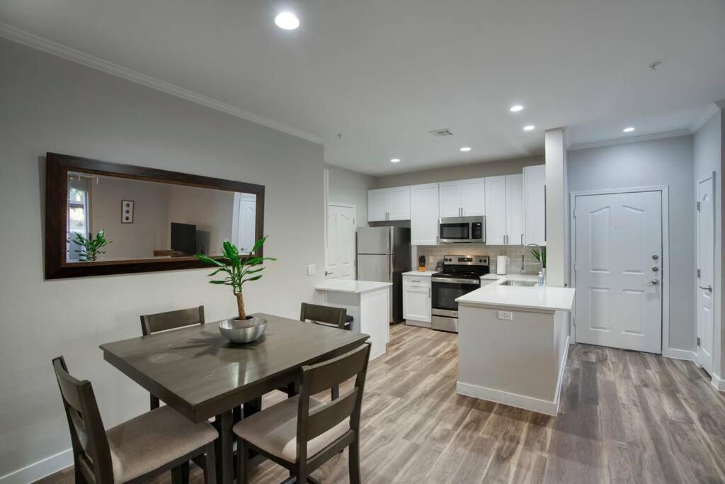 Modern 2-br North Apartment *
