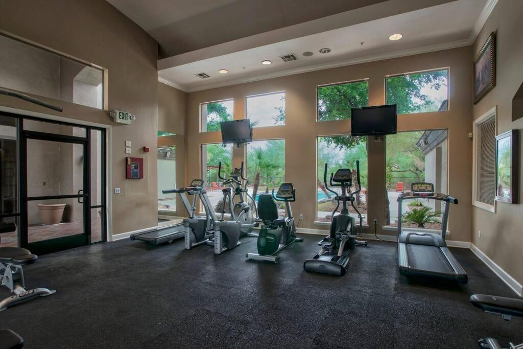 Modern 2-br North