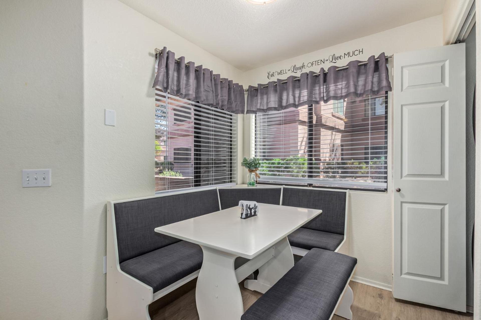 Stunning 3 Bedroom In The Heart Of Apartment *