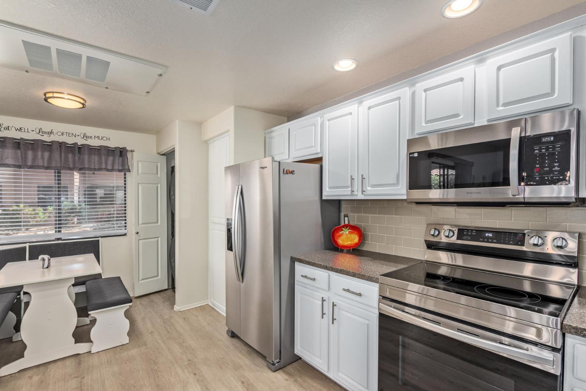 Stunning 3 Bedroom In The Heart Of Apartment *