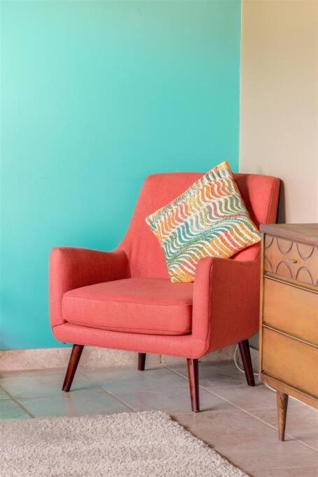 Mid Century Modern Near Old Town, Pool & Bbq Holiday home *