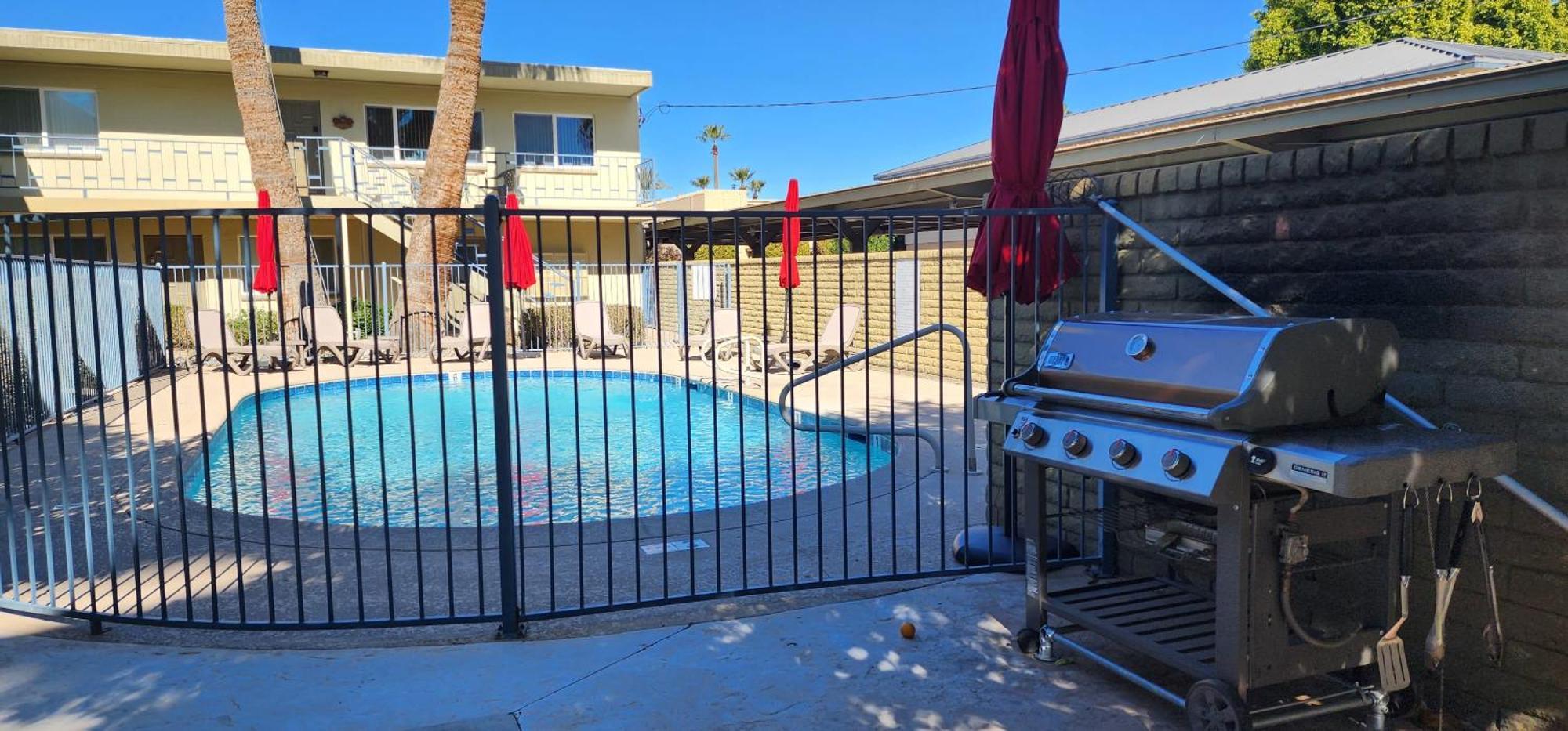 Mid Century Modern Near Old Town, Pool & Bbq Holiday home *