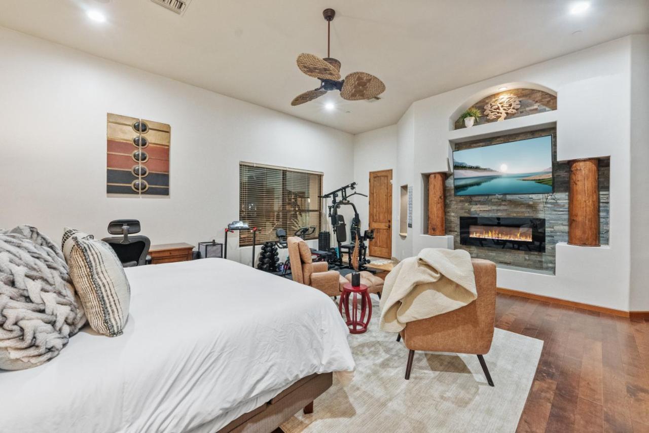 Amazing Views - Pickleball - Golf - Sleeps 25 Villa *
