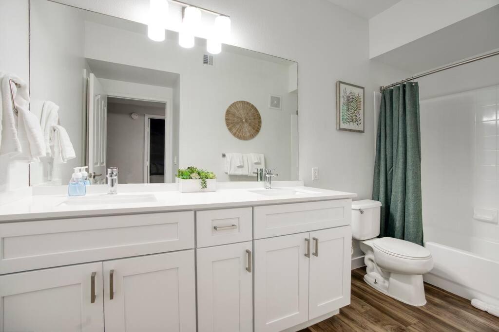 Modern 3-br Near West Gate Apartment *