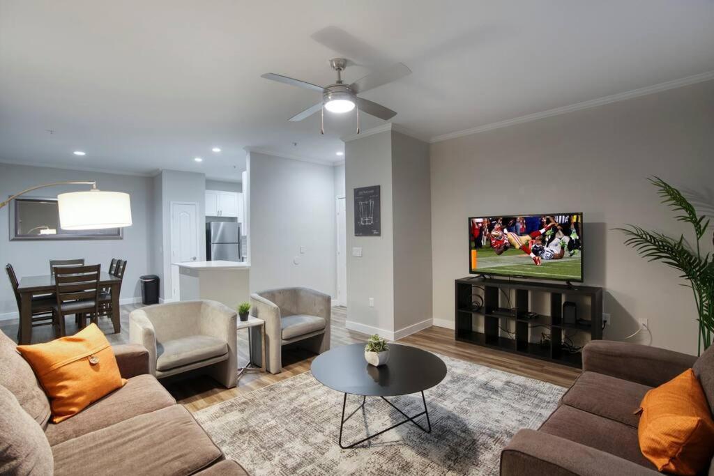 Modern 3-br Near West Gate *