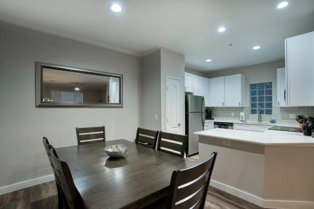 Modern 3-br Near West Gate Apartment