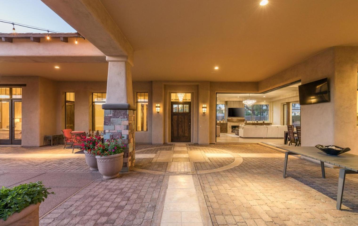 Private Pool & Hot Tub, Retreat - Large Luxury Smart Holiday home Scottsdale