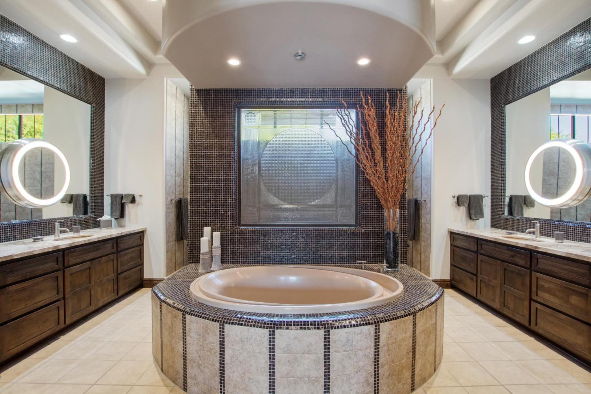 Private Pool & Hot Tub, Retreat - Large Luxury Smart