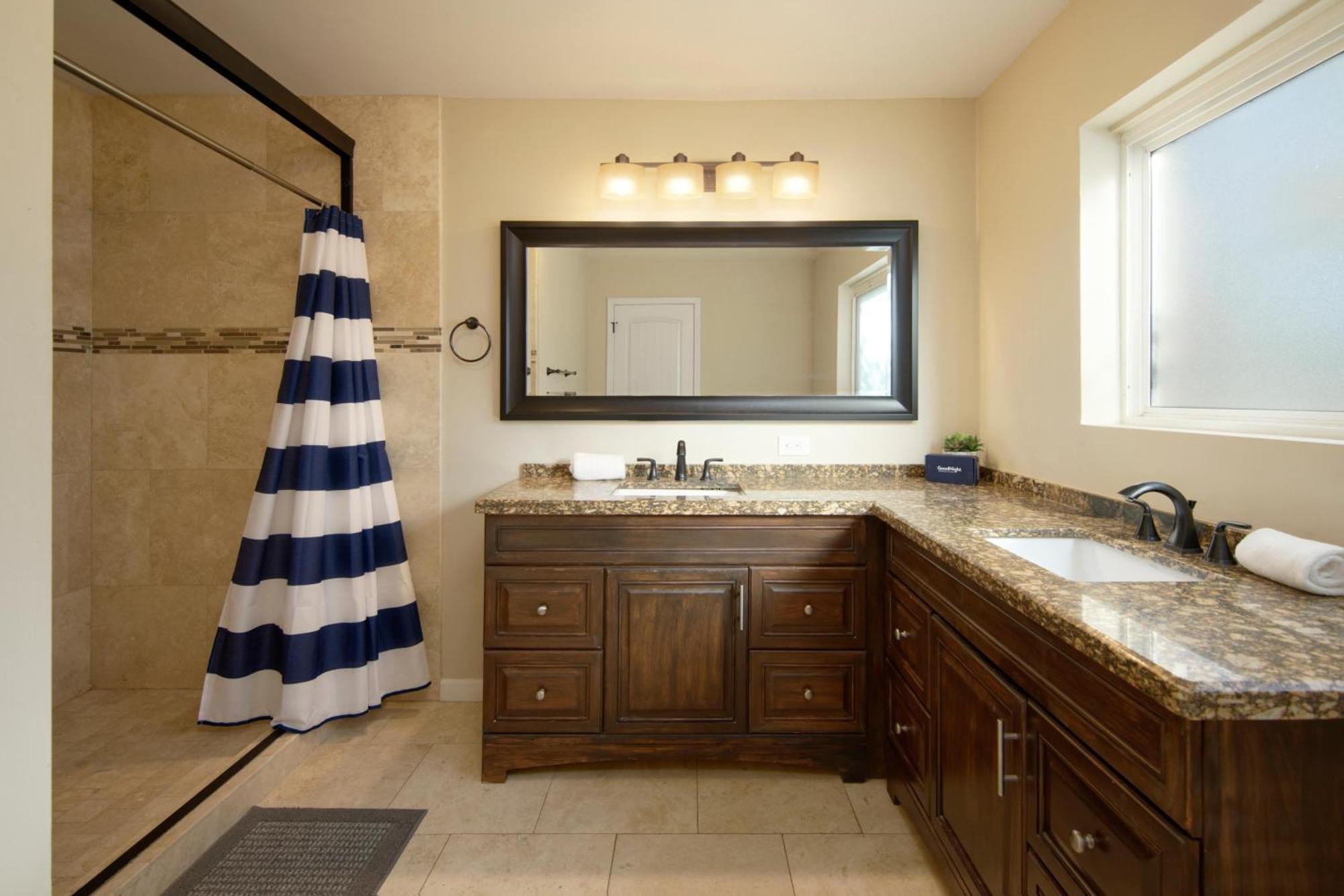 Old Town Saguaro - Private Pool, Fire Pit & Games * Scottsdale