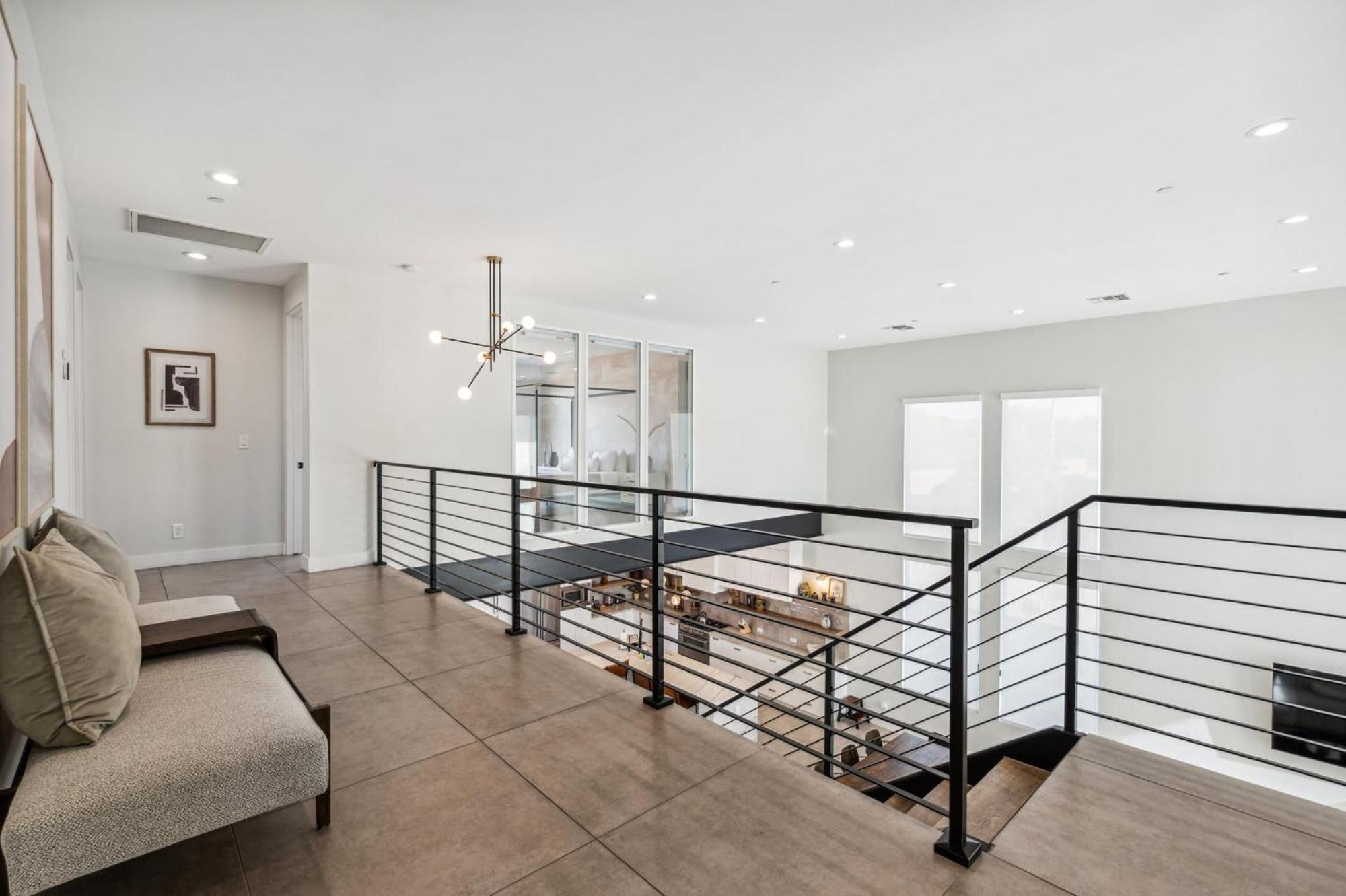 Modern Dreamland In Old Town *