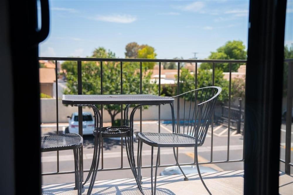 206 Fully Furnished 1br Suite-prime Location *
