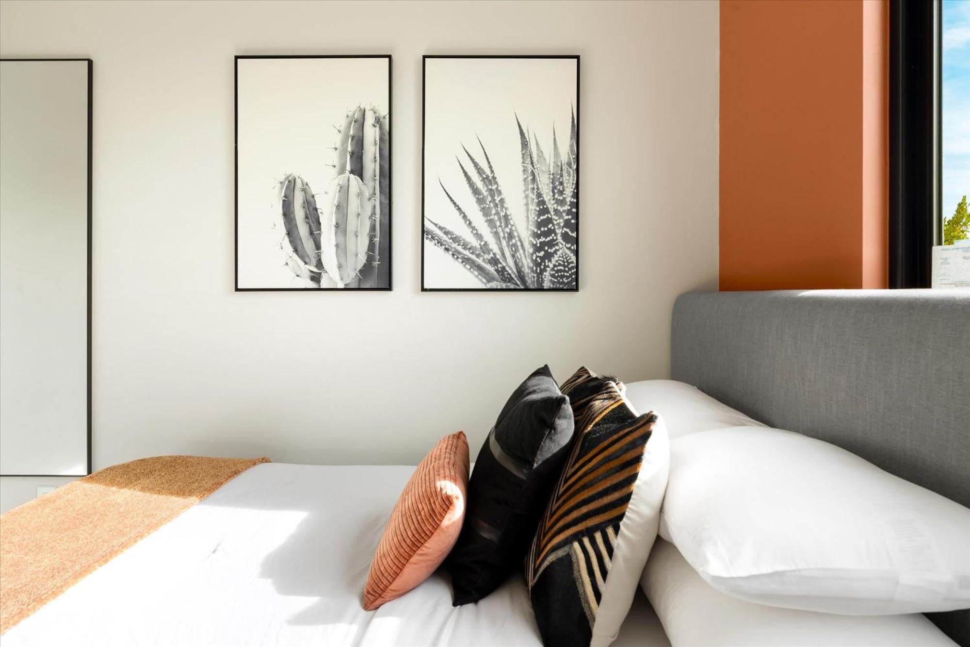 Desert Palm Luxury Space - Walk To Old Town! Holiday home