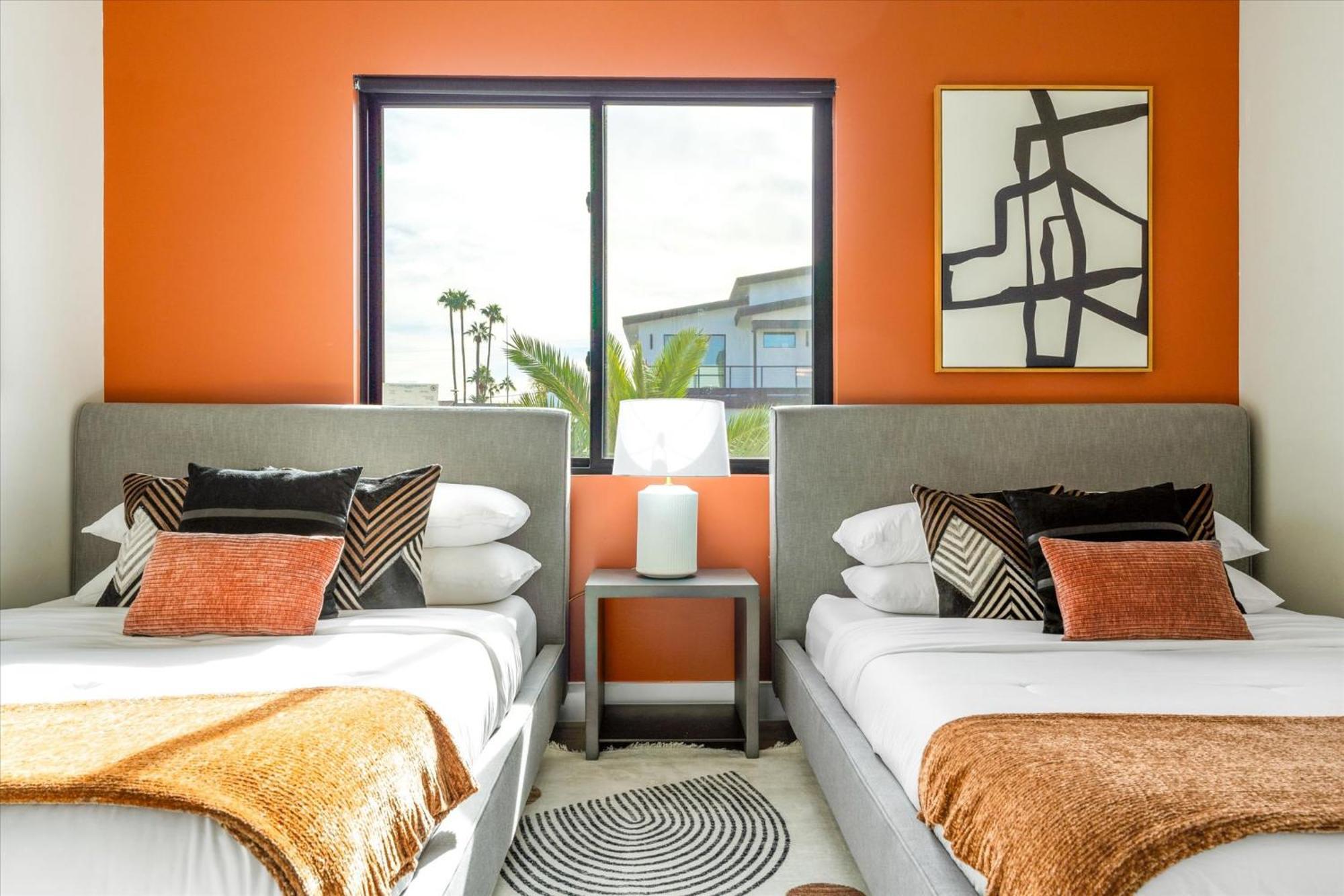 Desert Palm Luxury Space - Walk To Old Town!