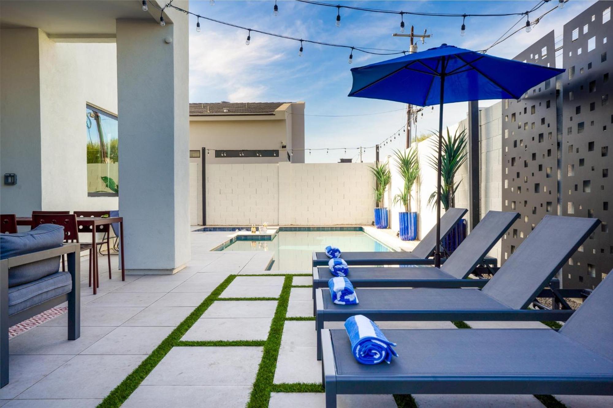 Desert Palm Luxury Space - Walk To Old Town!