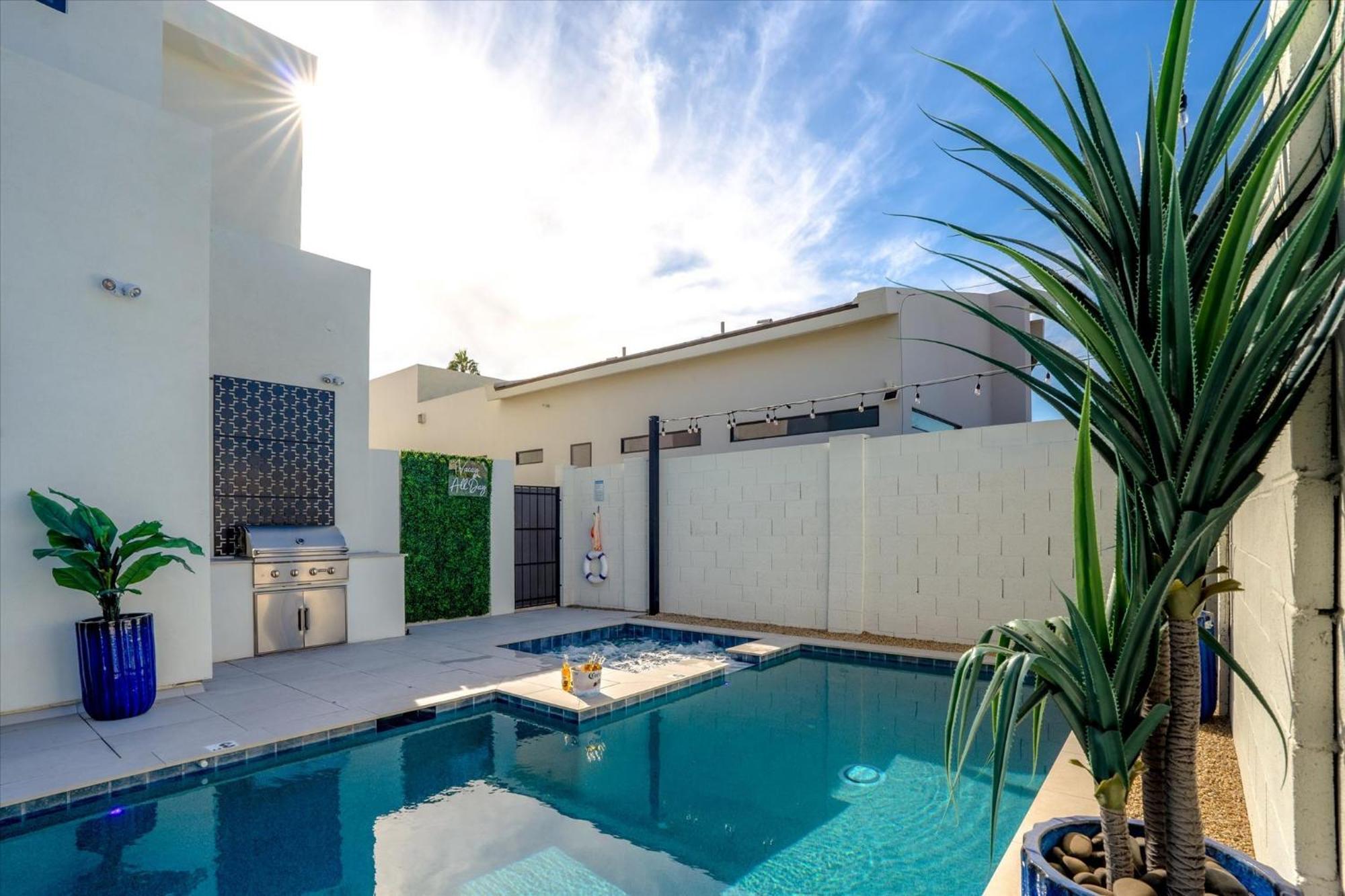 Desert Palm Luxury Space - Walk To Old Town!