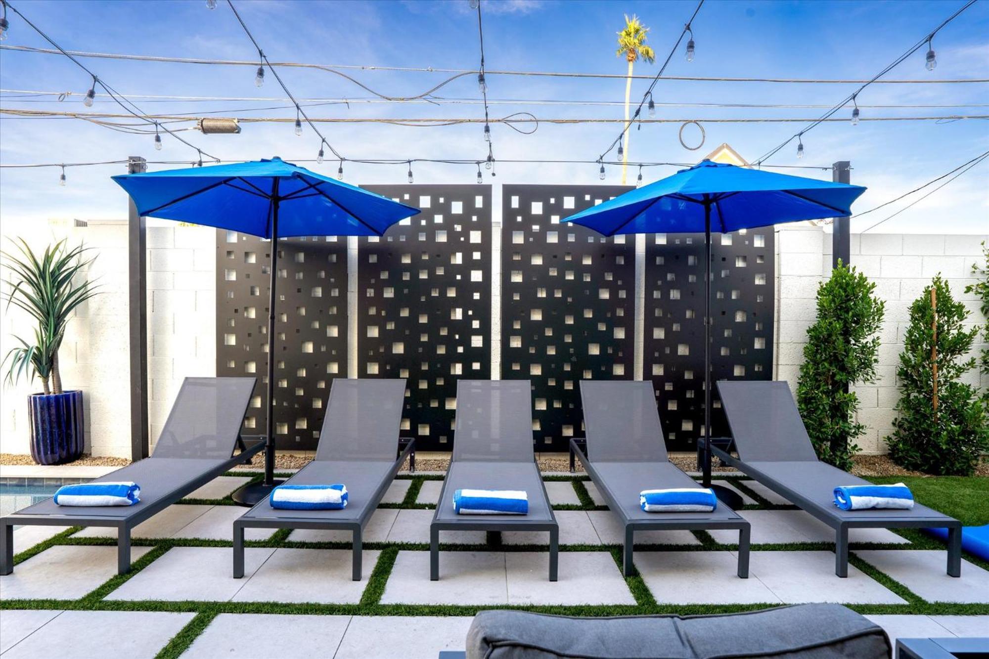 Desert Palm Luxury Space - Walk To Old Town!