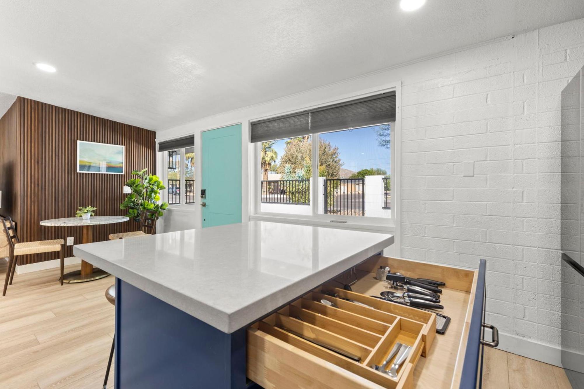Holiday home Brand New W Parking Blocks From Oldtown- 3c