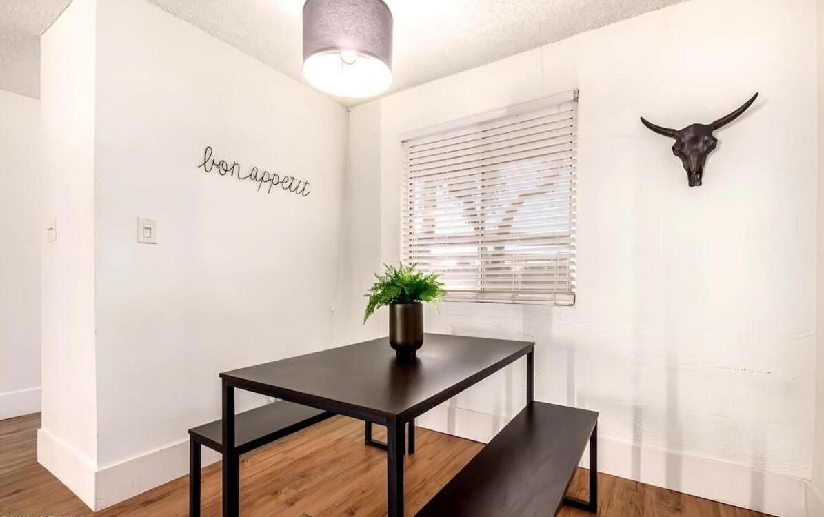 Chic With Parking Spot - Minutes To Old Town! Apartment *