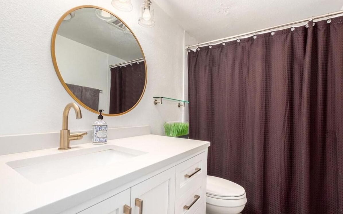 Chic With Parking Spot - Minutes To Old Town! Apartment *