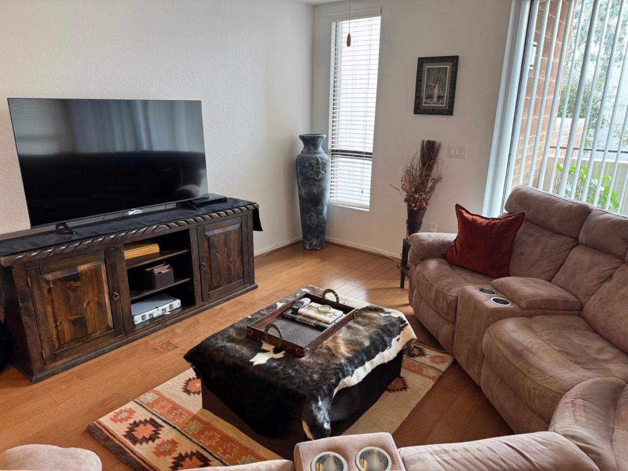 Apartment Step Out To Historic Old Town 2 King/2bath W/pool