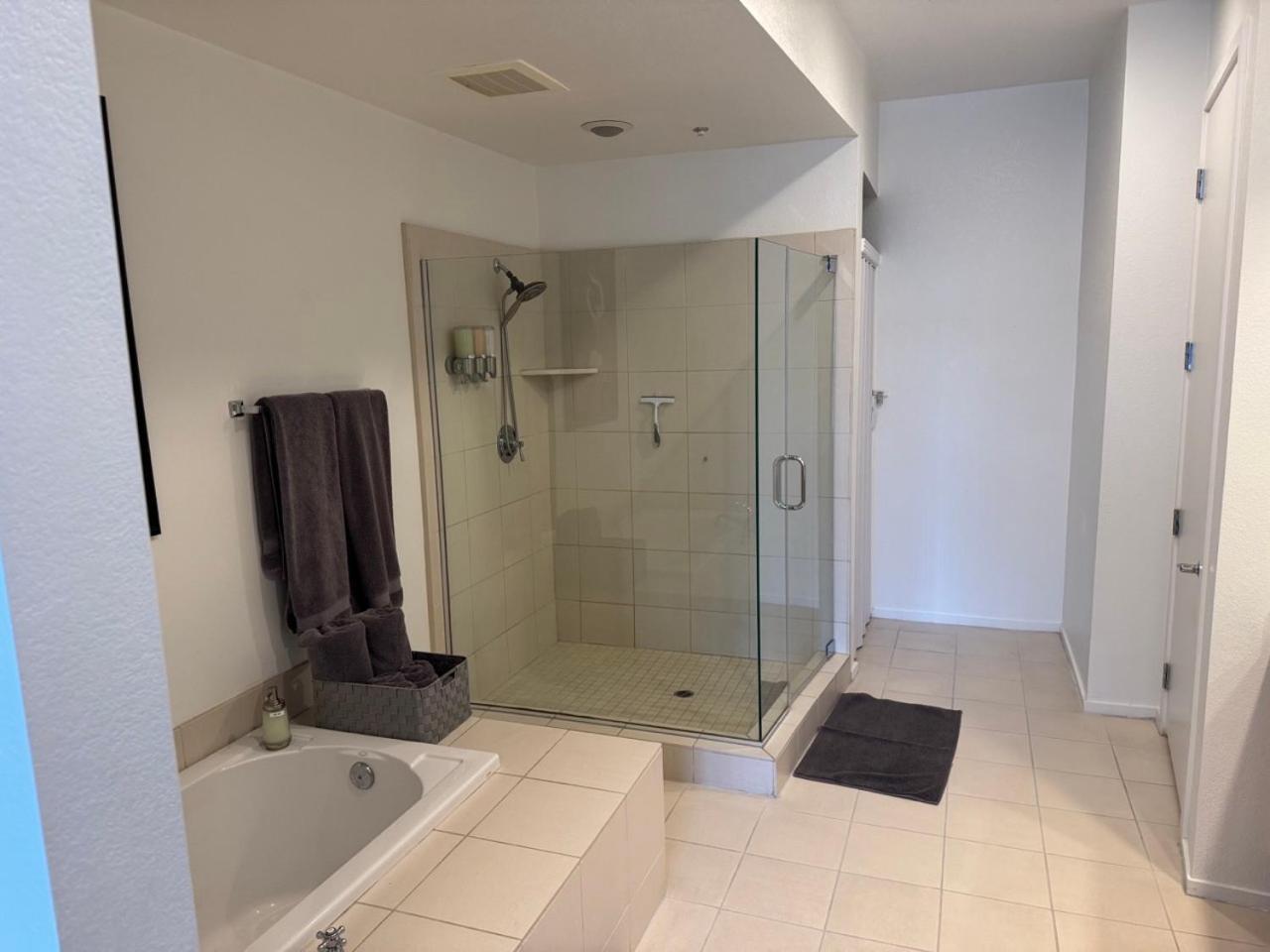 Step Out To Historic Old Town 2 King/2bath W/pool *
