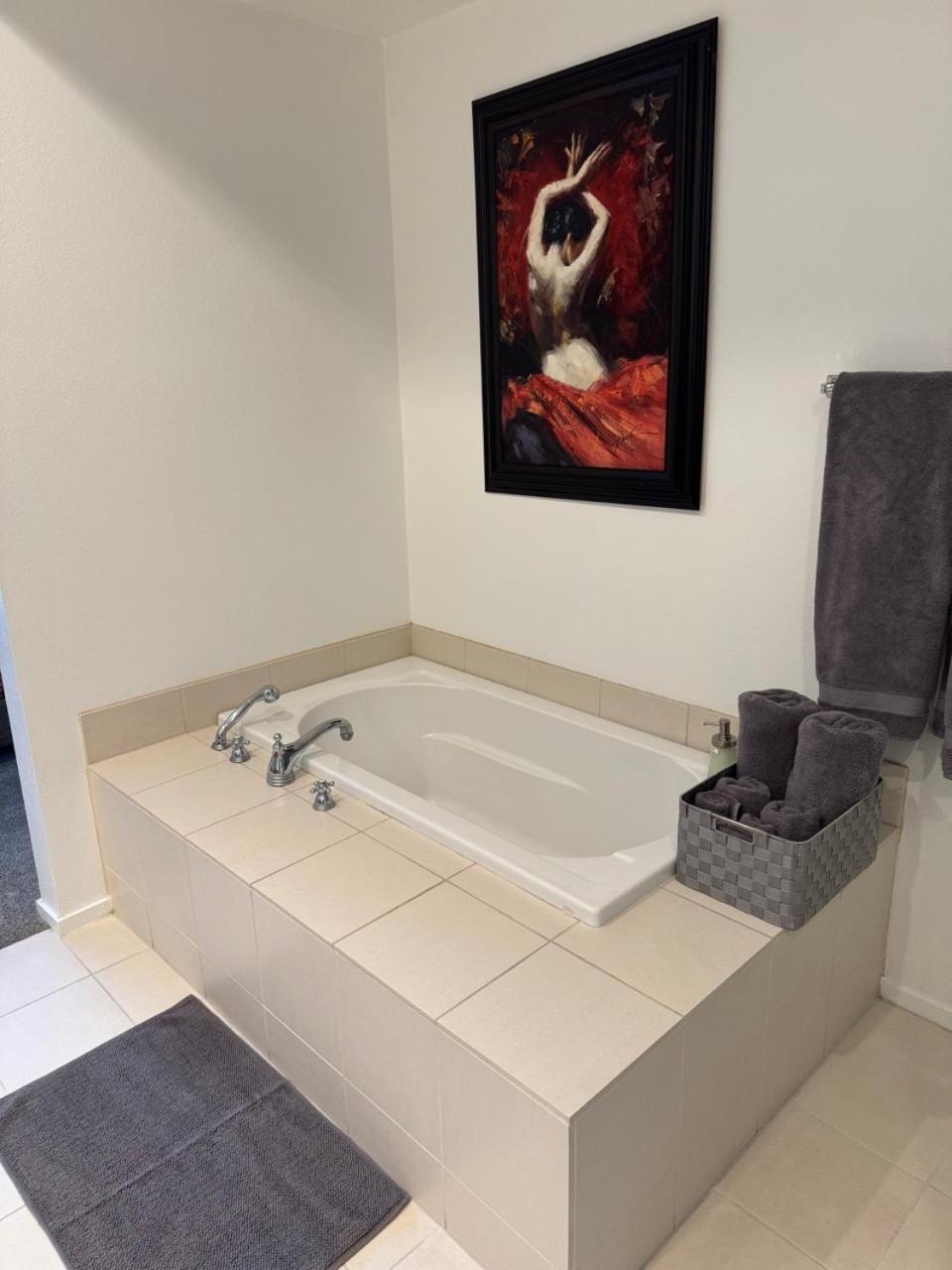 Step Out To Historic Old Town 2 King/2bath W/pool *