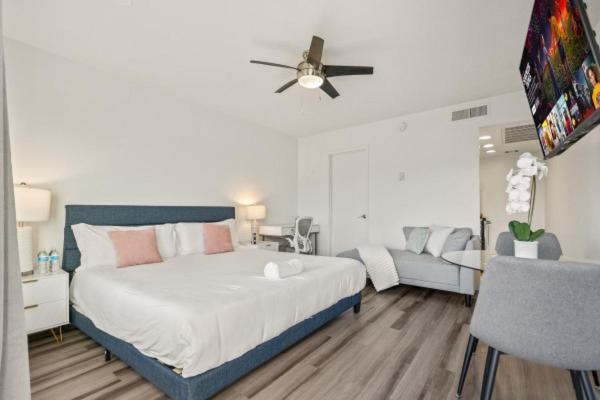 Modern Escape - King Bed, Pool, Parking Apartment *