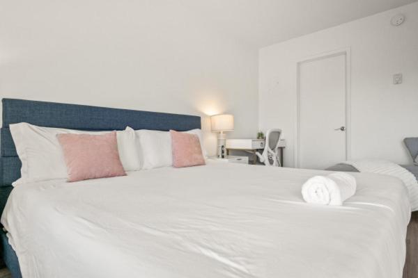 Modern Escape - King Bed, Pool, Parking Apartment