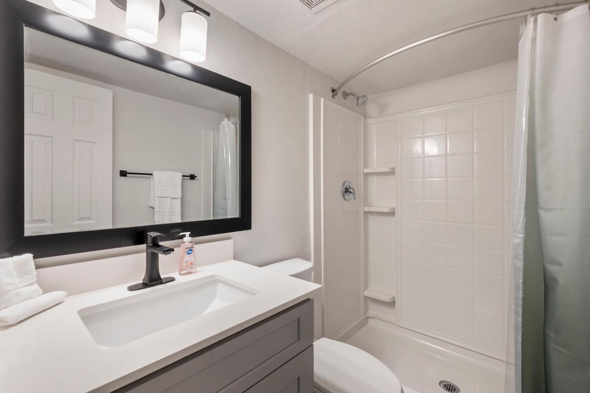 Trendy 2b2b With Free Parking Apartment Scottsdale