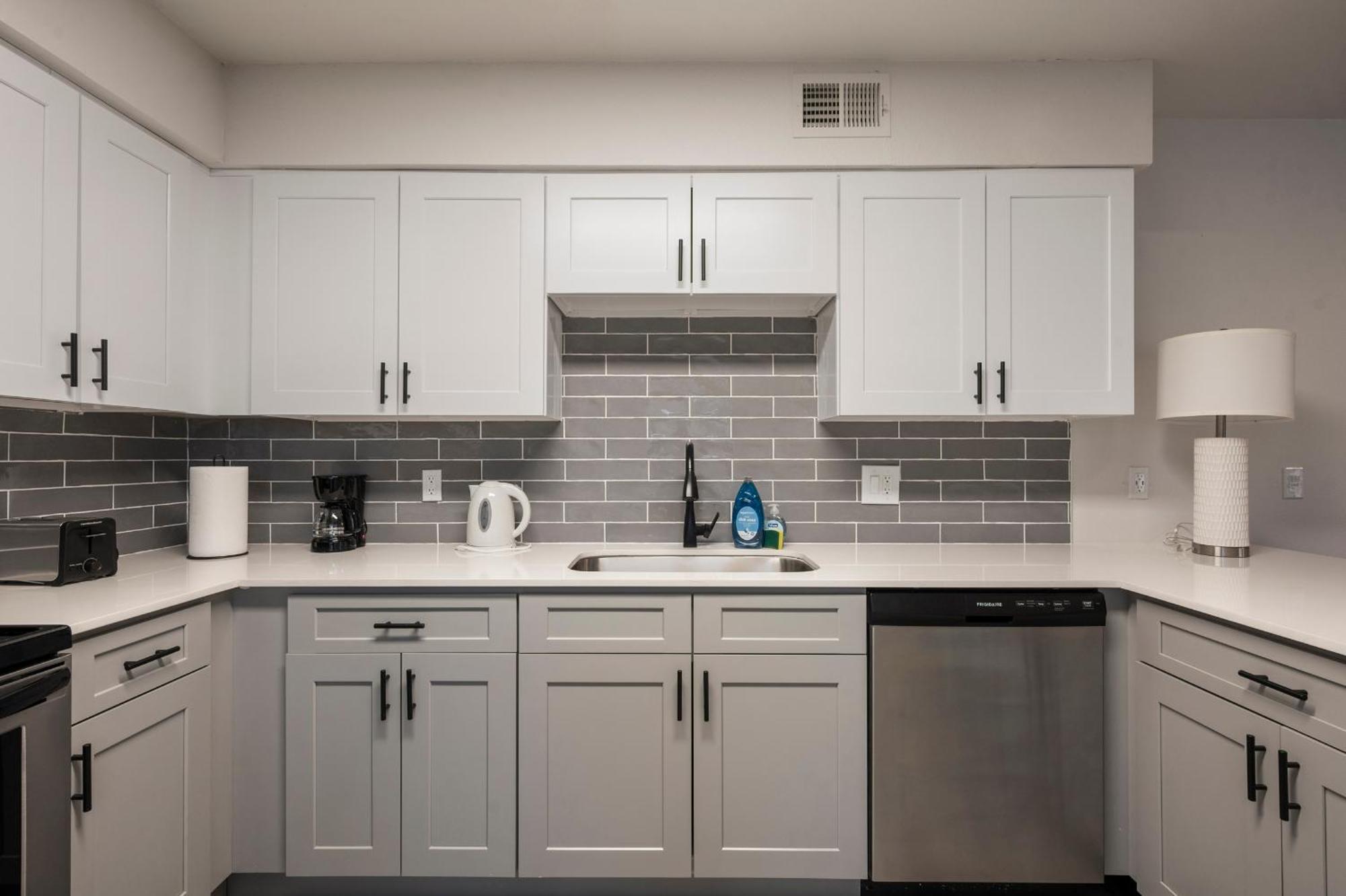 Trendy 2b2b With Free Parking Apartment