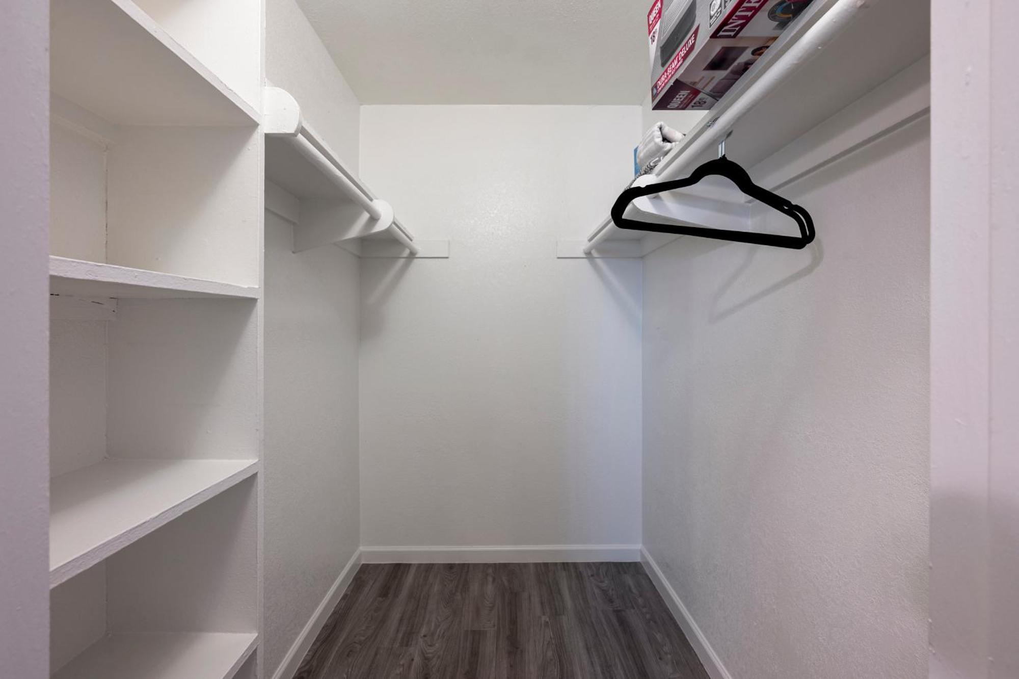 Modern 2br Escape With Pool & Free Parking Apartment