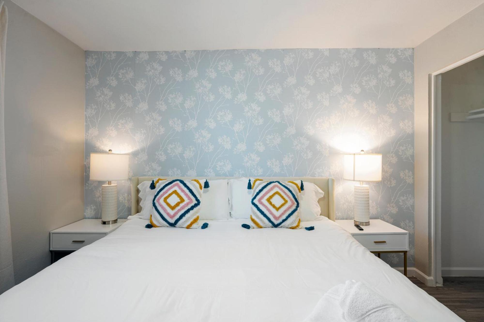 Modern 2br Escape With Pool & Free Parking *