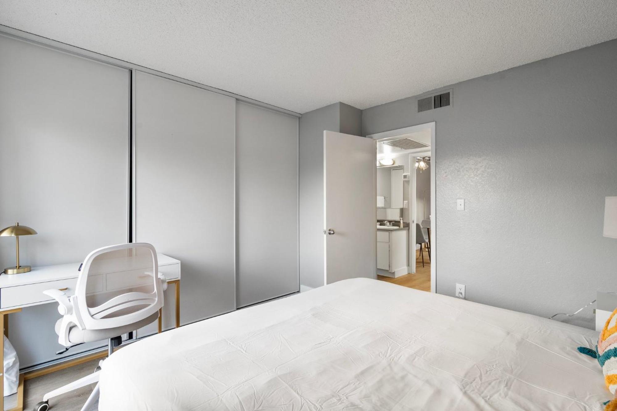 Modern 1b1b Retreat With Free Parking Apartment Scottsdale