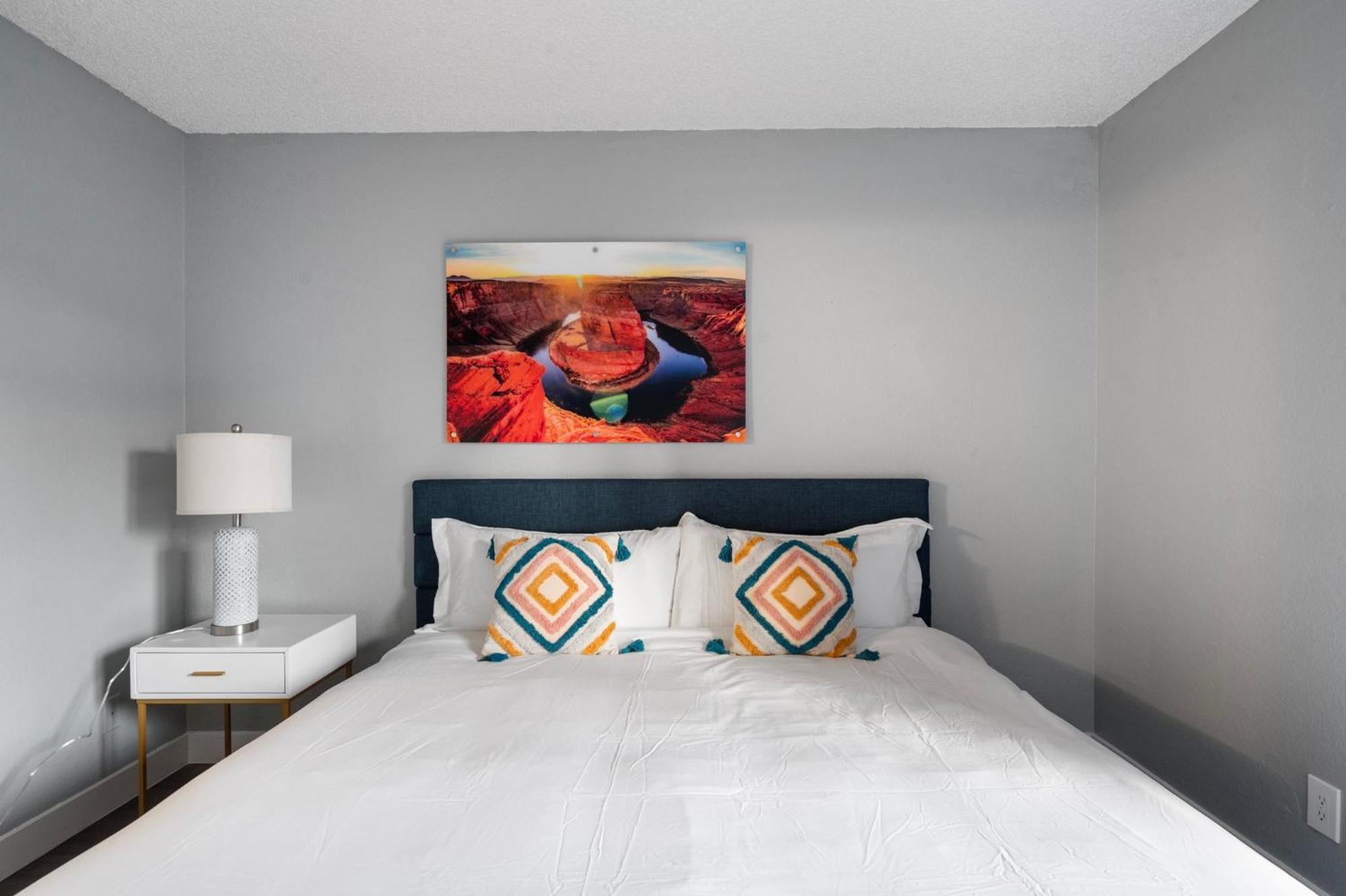 Modern 1b1b Retreat With Free Parking *