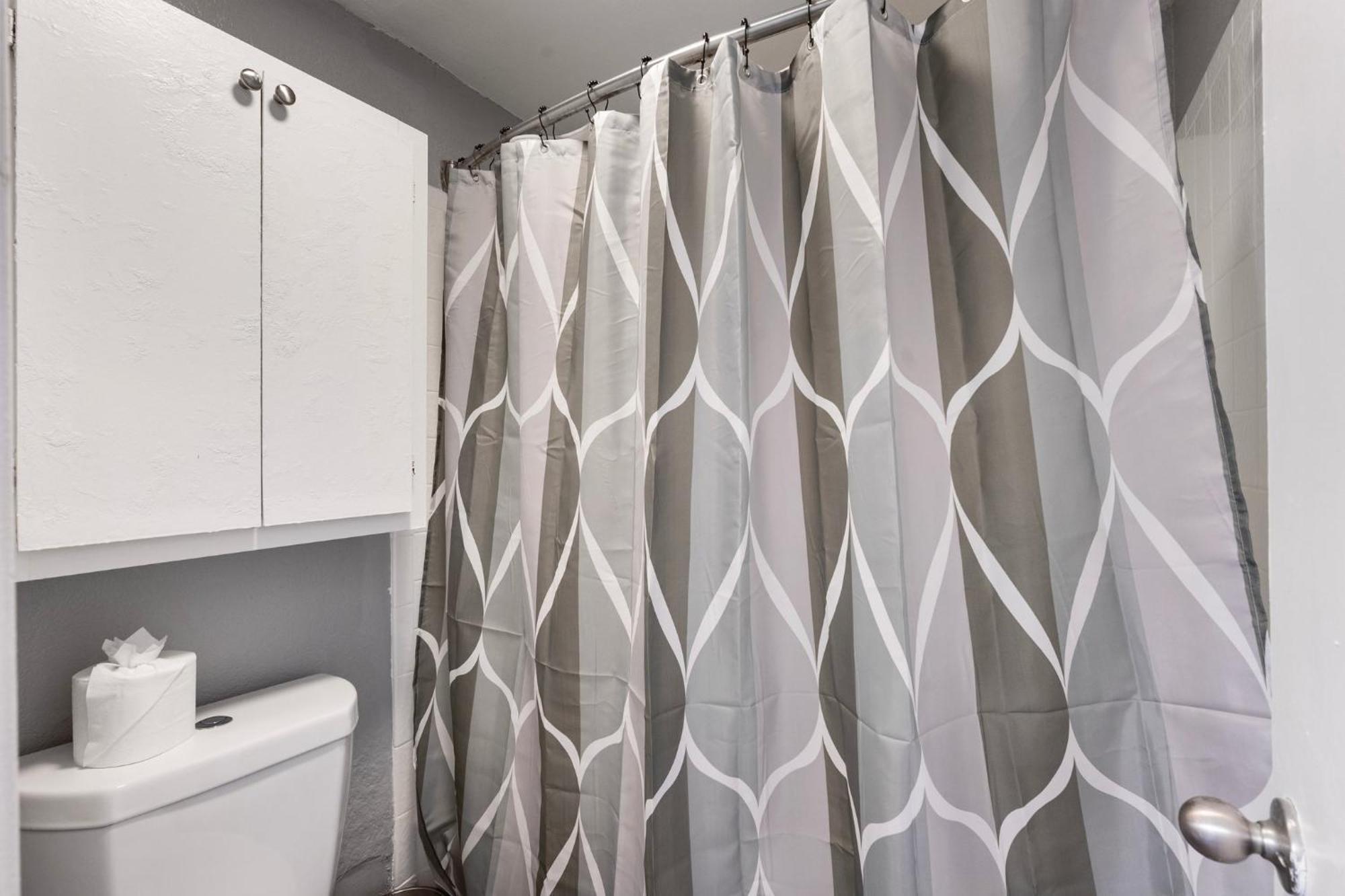 Modern 1b1b Retreat With Free Parking Apartment