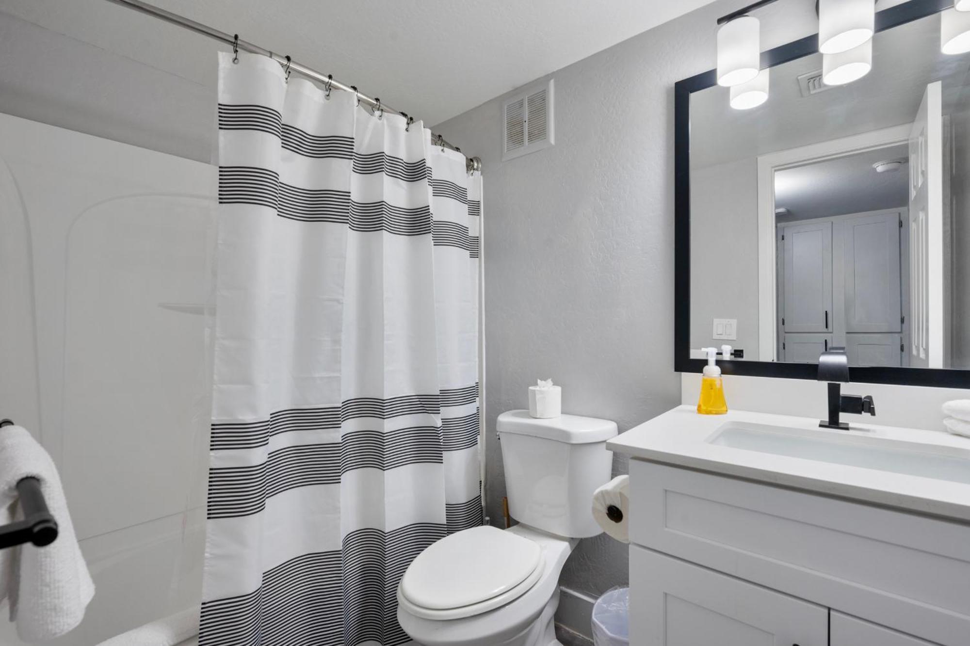 Apartment Cozy Modern 2b2b With Free Parking *