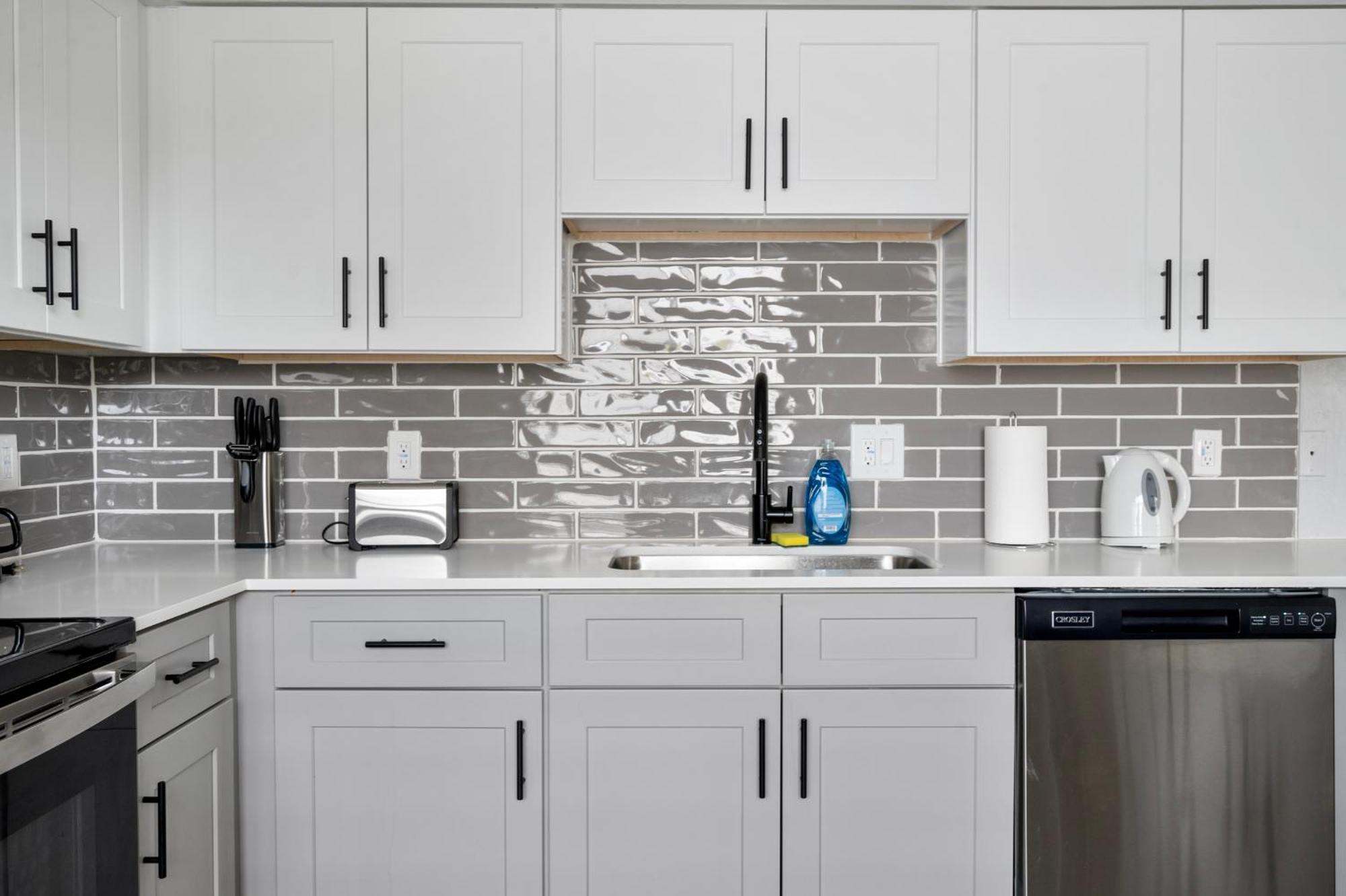 Cozy Modern 2b2b With Free Parking Apartment *