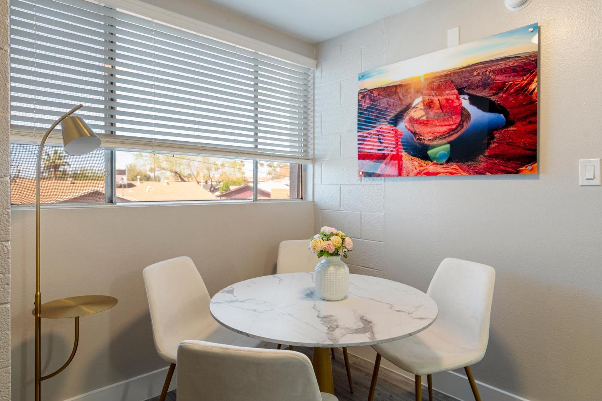 Modern 1b1b Escape With Free Parking Apartment