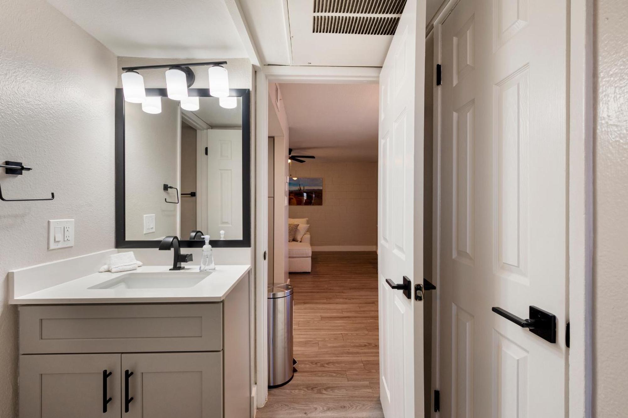 Modern 1b1b Escape With Free Parking Apartment *