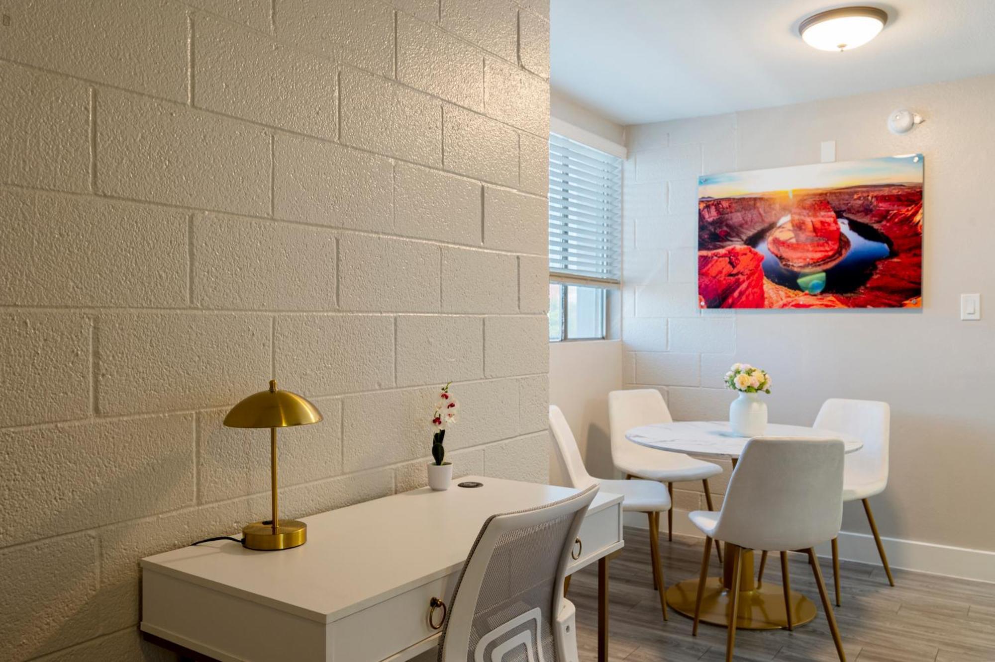 Modern 1b1b Escape With Free Parking Scottsdale