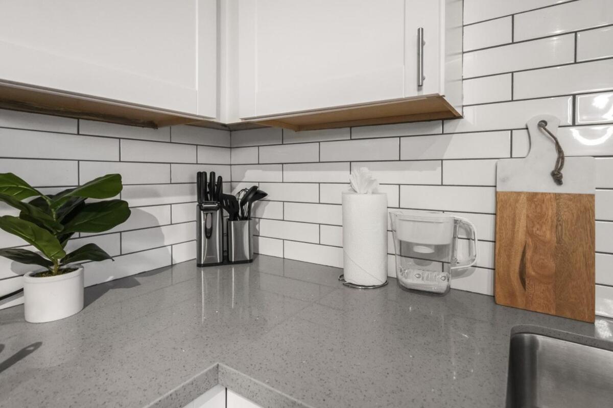 Trendy 2b1b Oasis In Old Town