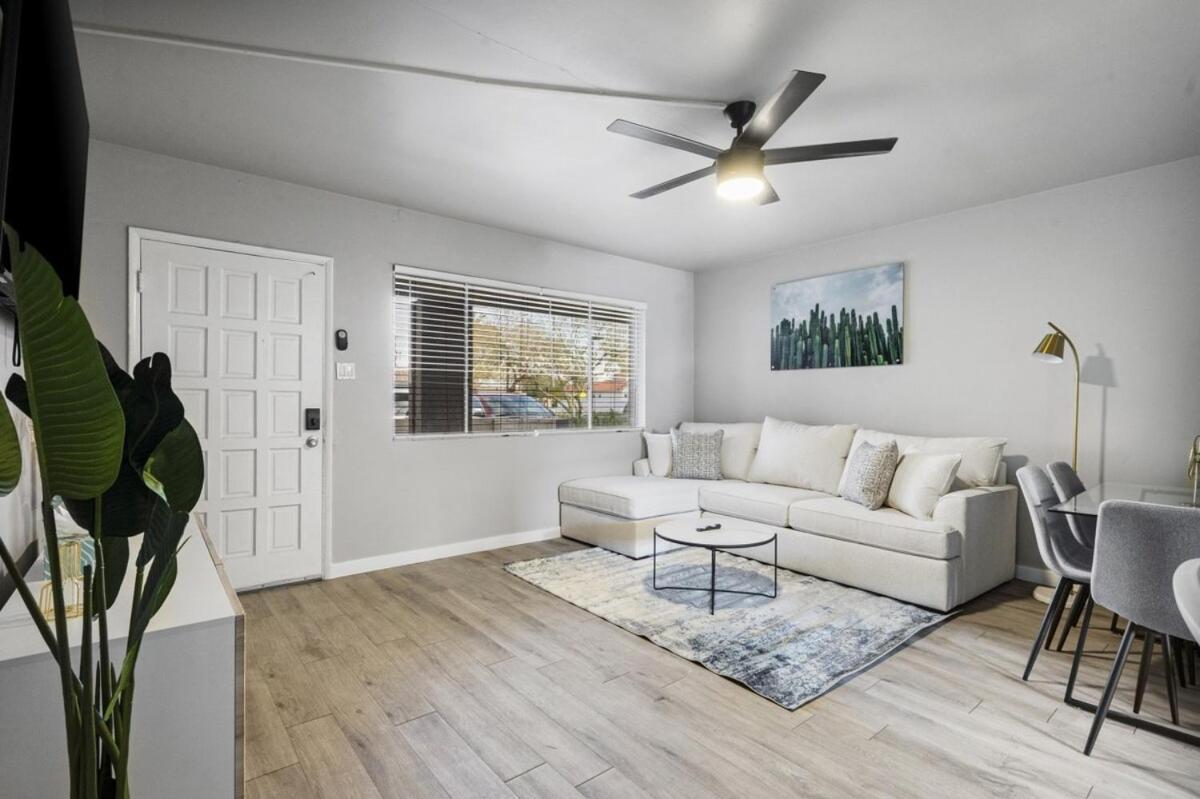 Trendy 2b1b Oasis In Old Town Apartment